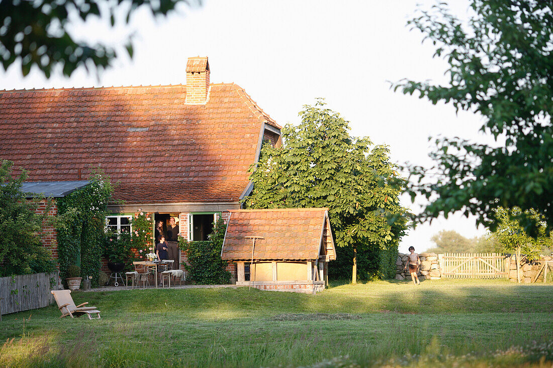 Haus mit Garten am Abend, Haus Strauss, Bauernkate in Klein Thurow, Roggendorf, Mecklenburg-Vorpommern, Deutschland