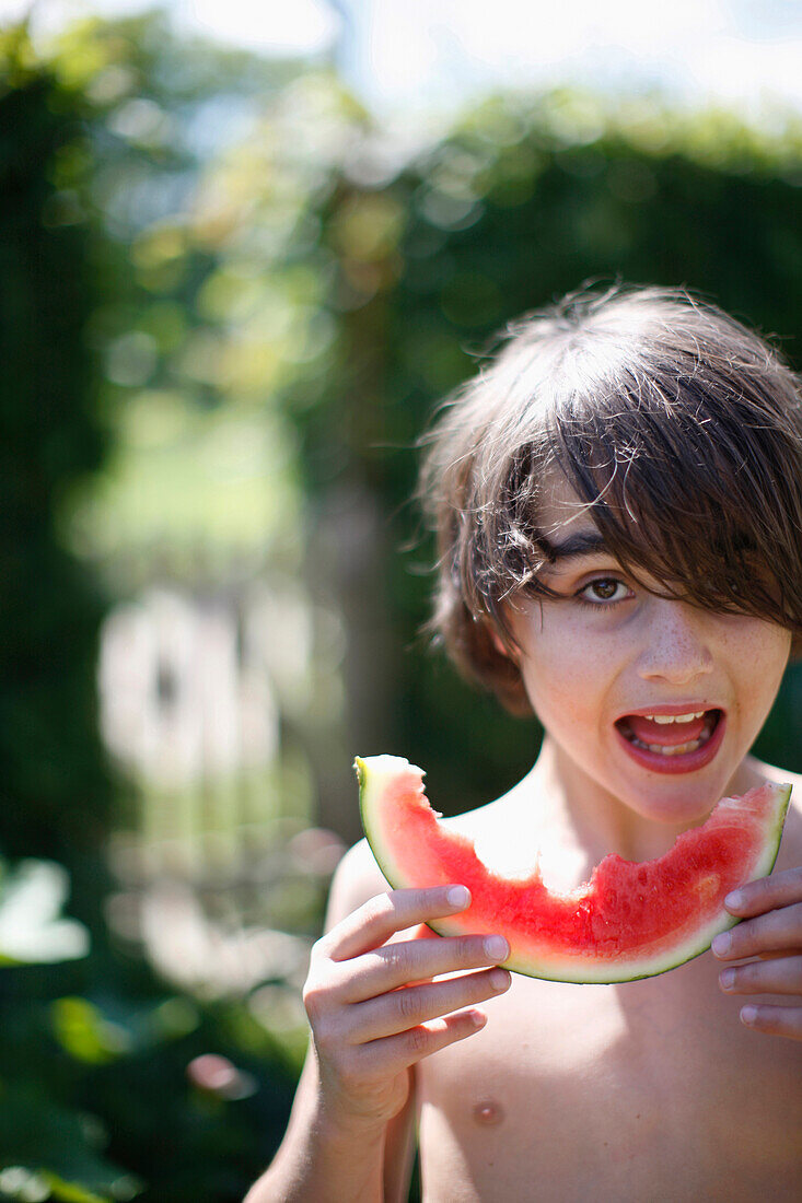 Junge isst Wassermelone, Haus Strauss, Bauernkate in Klein Thurow, Roggendorf, Mecklenburg-Vorpommern, Deutschland