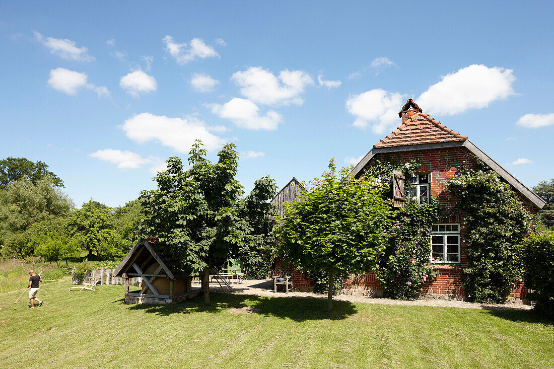 Blick auf eine Bauernhaus mit Garten, Haus Strauss, Bauernkate in Klein Thurow, Roggendorf, Mecklenburg-Vorpommern, Deutschland