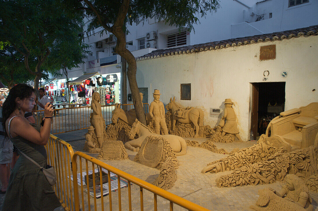Sandskulpturen vor Haus in Albufeira am Abend, Albufeira, Algarve, Portugal, Europa