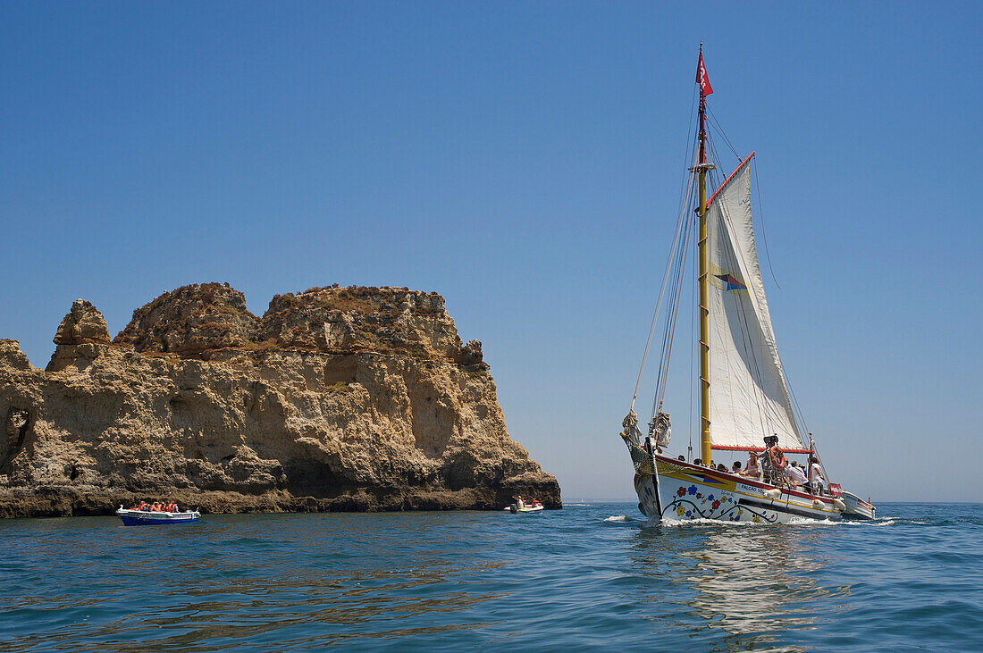 Segelboot mit Touristen vor Felsformation, Ponta da Piedade, bei Lagos, Westliche Algarve, Portugal, Europa