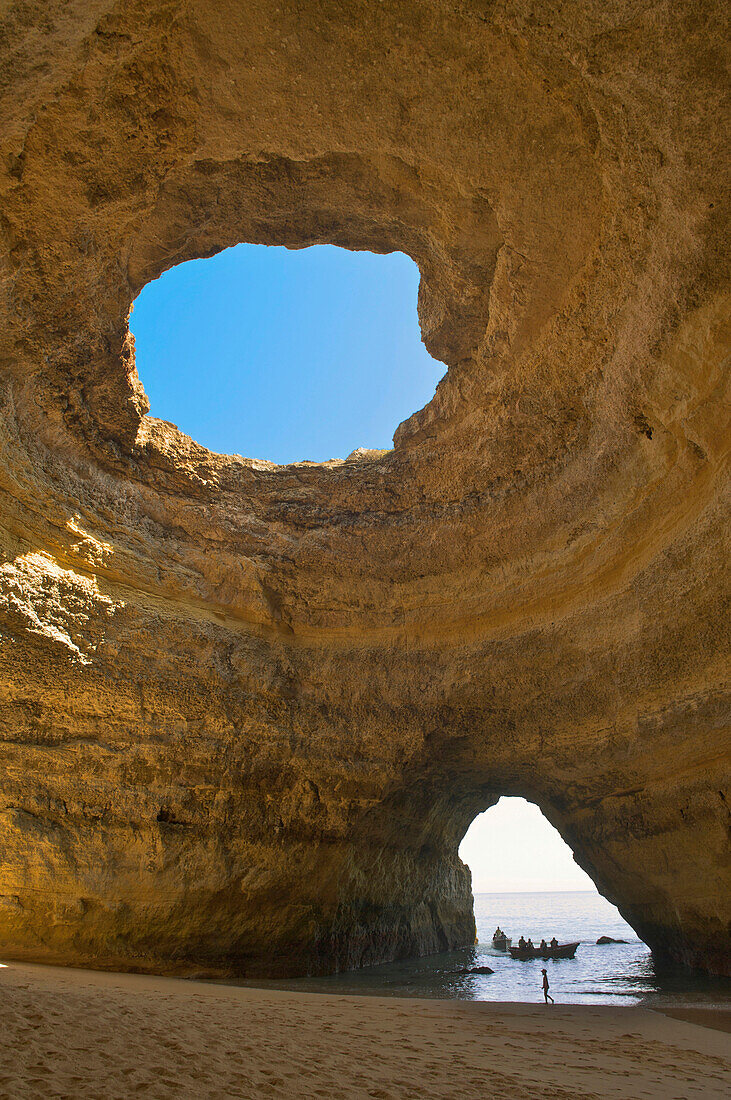 Felsformation mit Höhle an der Praia de Benagil, Algarve, Portugal, Europa