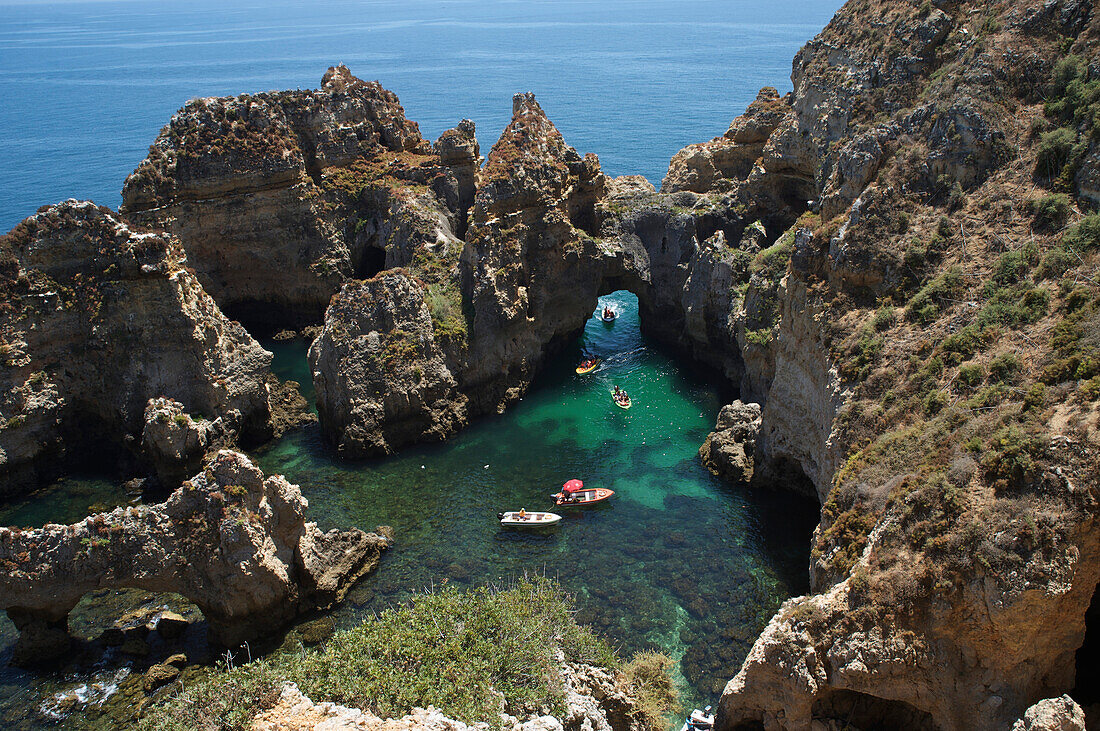 Boote an den Felsformationen, Ponta da Piedade, bei Lagos, Algarve, Portugal, Europa