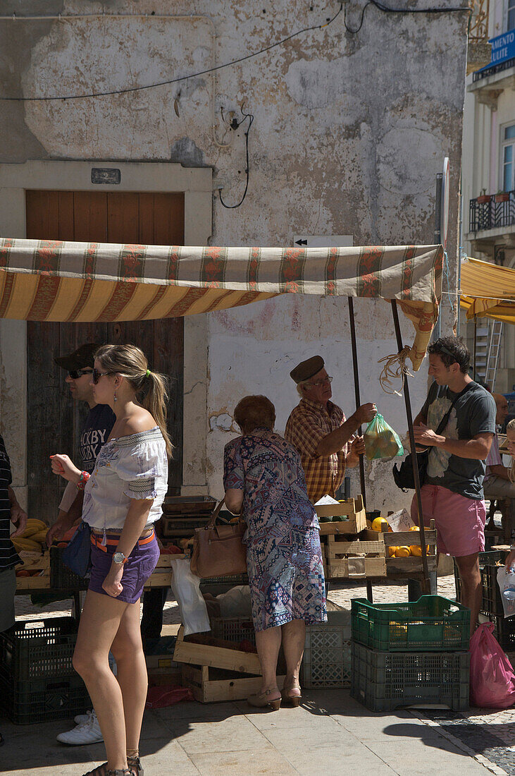 Menschen auf dem Markt in Loule, bei Praca da Republica, Algarve, Portugal, Europa