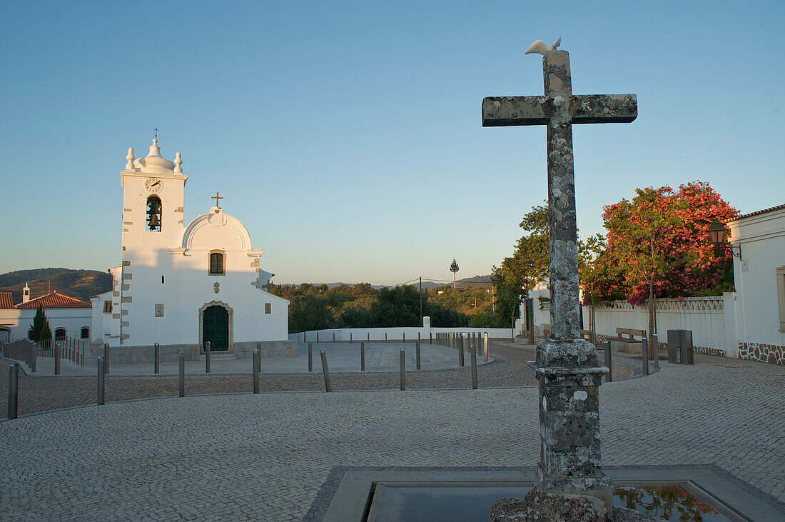 Platz mit steinernem Kreuz und Kirche, Querenca, Algarve, Portugal, Europa