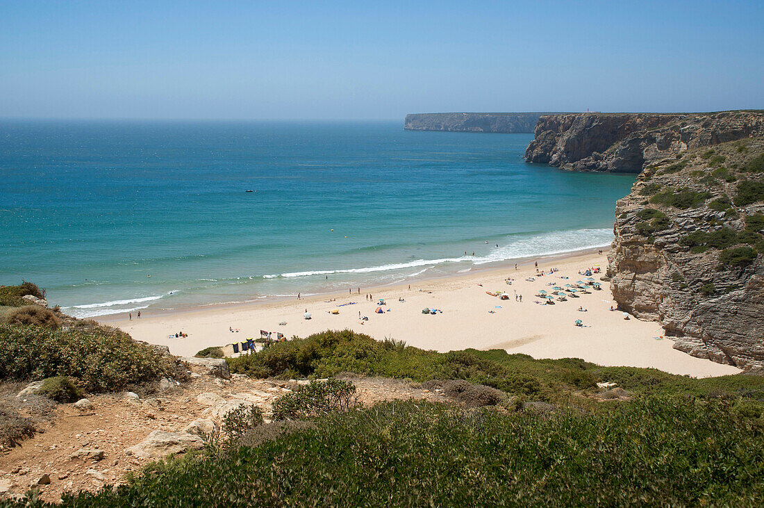 Bucht zwischen Klippen mit Strand, Cabo de Sao Vicente, Atlantik, Algarve, Portugal, Europa