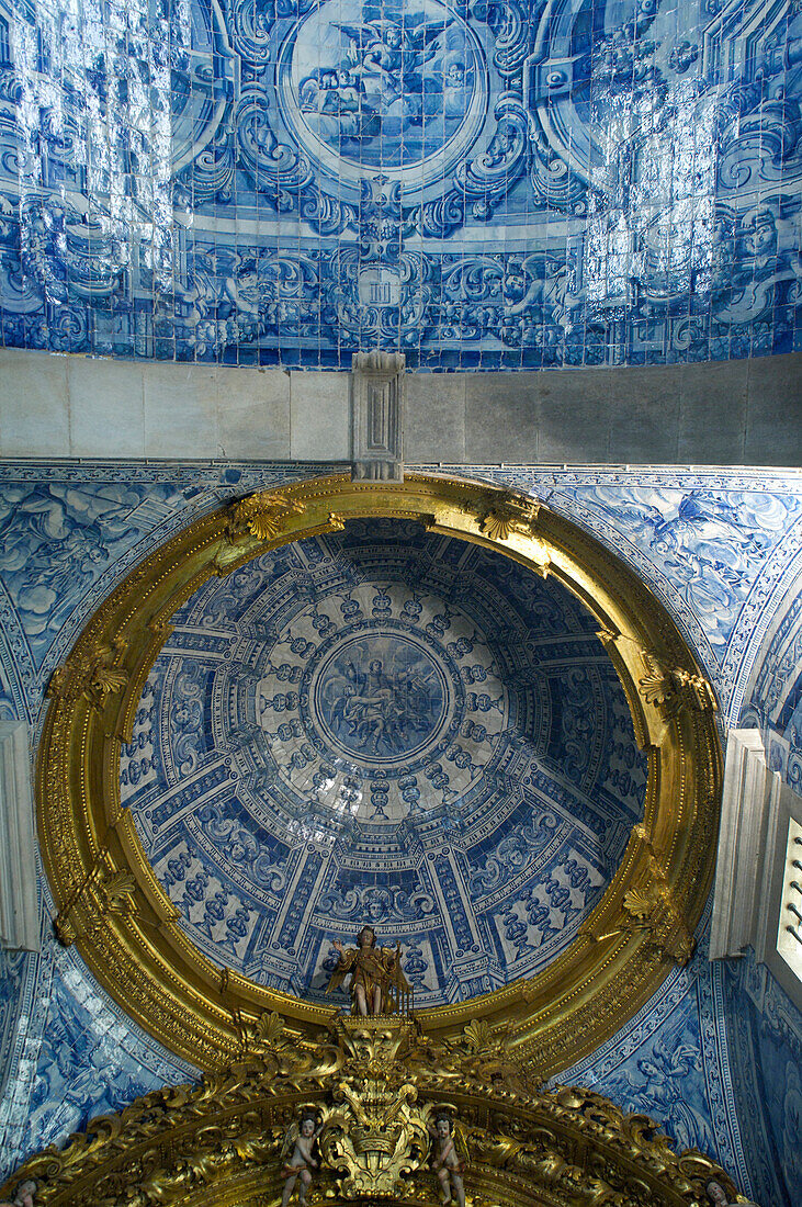 Kirche Igreja Sao Lourenco de Matos, Almancil, Blick zur Decke mit blauen handgemalten Azulejos, Algarve, Portugal, Europa