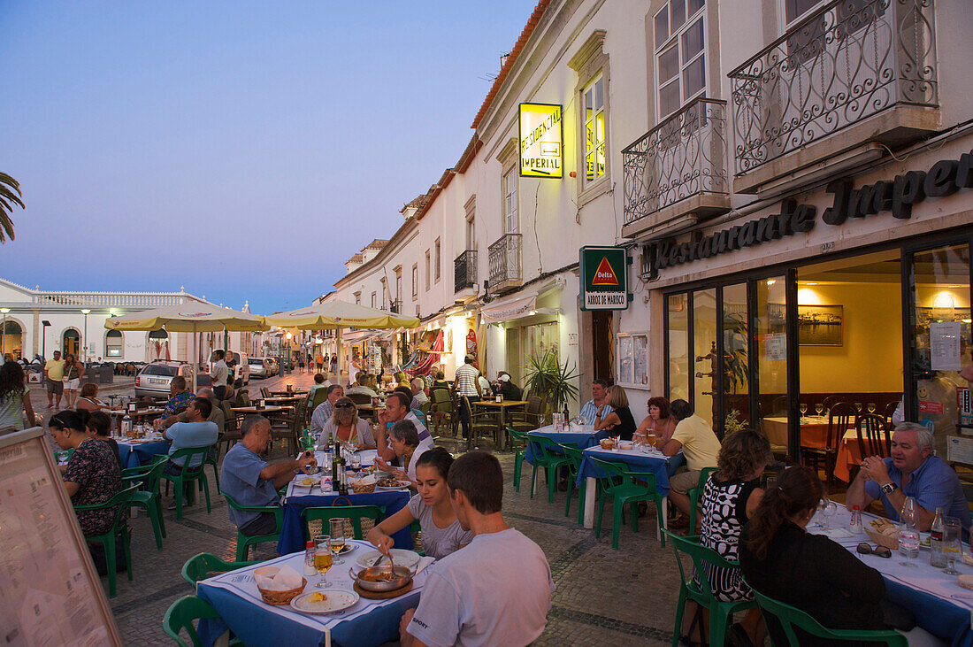 Restaurants am Abend in Tavira, Algarve, Portugal, Europa