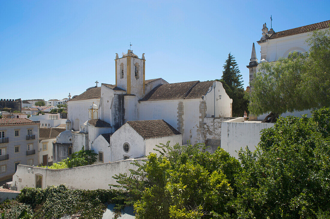 Zwei von 26 Kirchen, Tavira, Kirchen auf einem Hügel an der Festung, Algarve, Portugal, Europa
