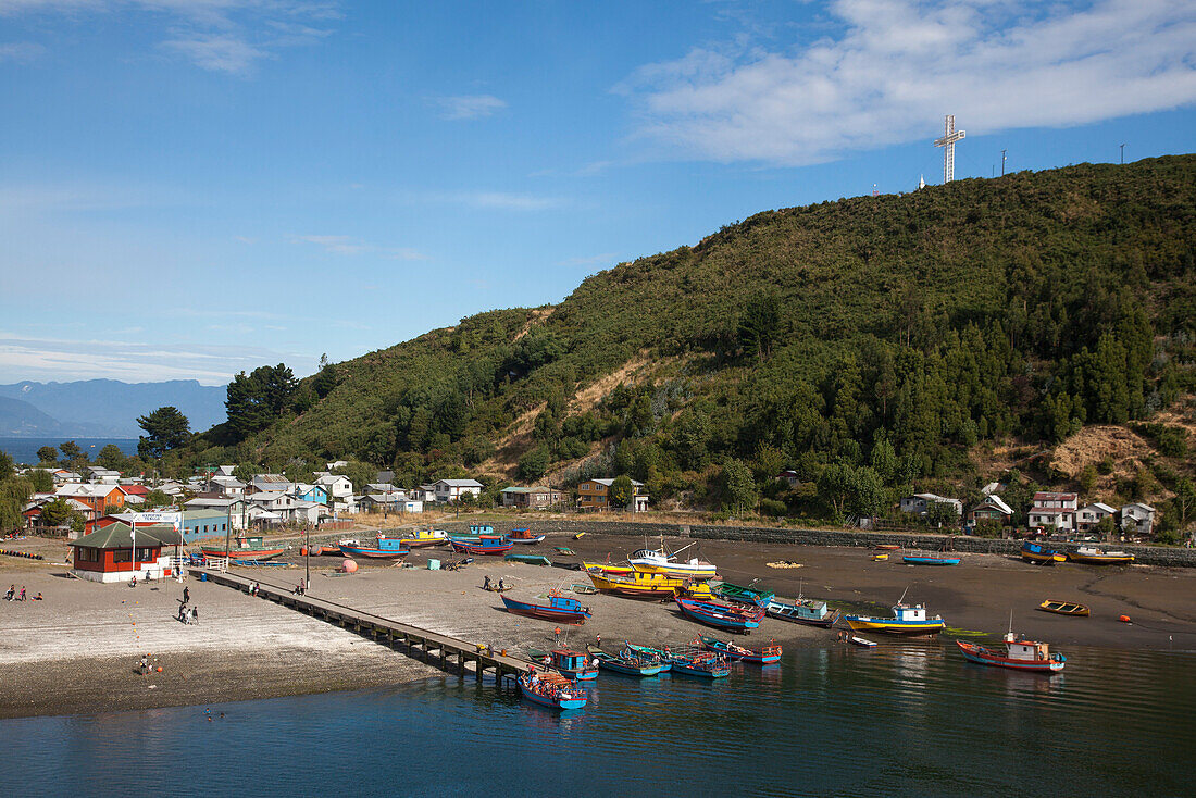Fischerboot und Menschen am Strand, Puerto Montt, Los Lagos, Patagonien, Chile, Südamerika