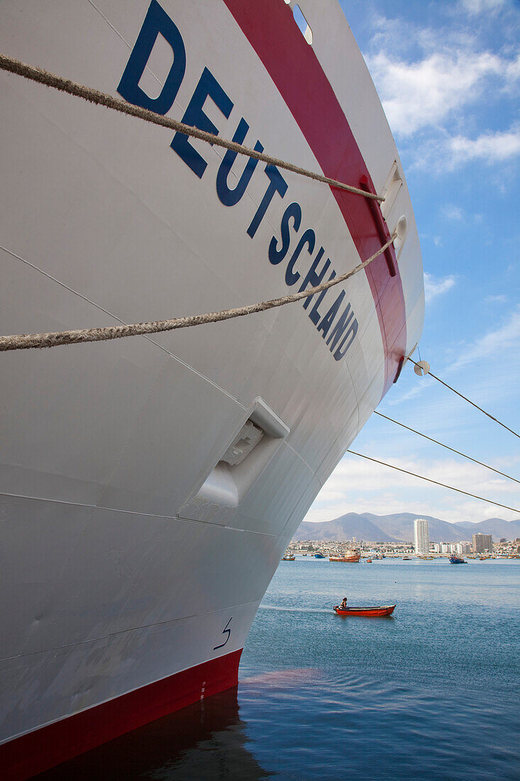 Bug von Kreuzfahrtschiff MS Deutschland, Reederei Peter Deilmann und Fischerboot im Hafen, Coquimbo, Chile, Südamerika