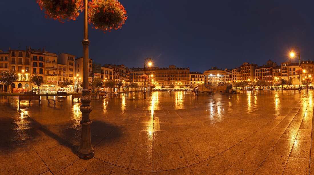 Plaza del Castillo, Platz in der Altstadt am Abend, Pamplona, Camino Frances, Jakobsweg, Camino de Santiago, Pilgerweg, UNESCO Welterbe, europäischer Kulturweg, Provinz Navarra, Nordspanien, Spanien, Europa