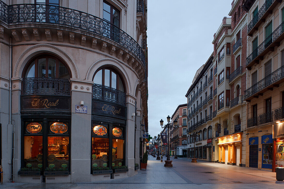 Café El Real an der Plaza del Pilar am Abend, Saragossa, Zaragoza, Aragon, Aragonien, Nordspanien, Spanien, Europa