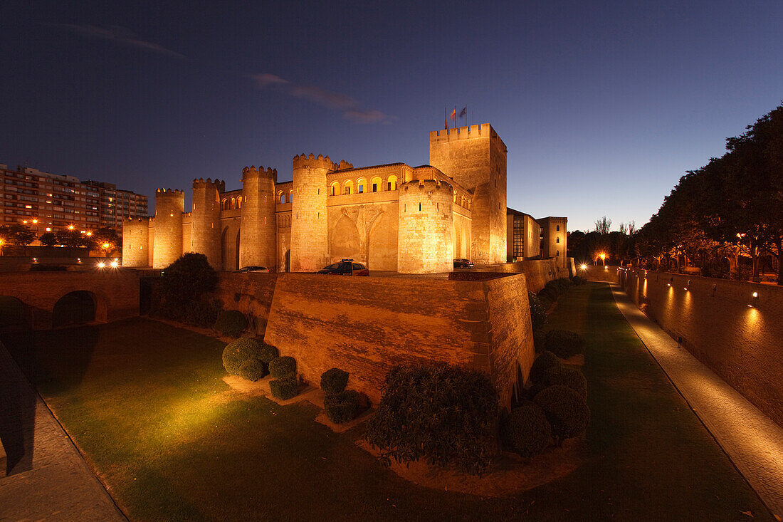 Palacio de la Aljaferia mit Torre de Trovador am Abend, Saragossa, Aragon, Aragonien, Nordspanien, Spanien, Europa