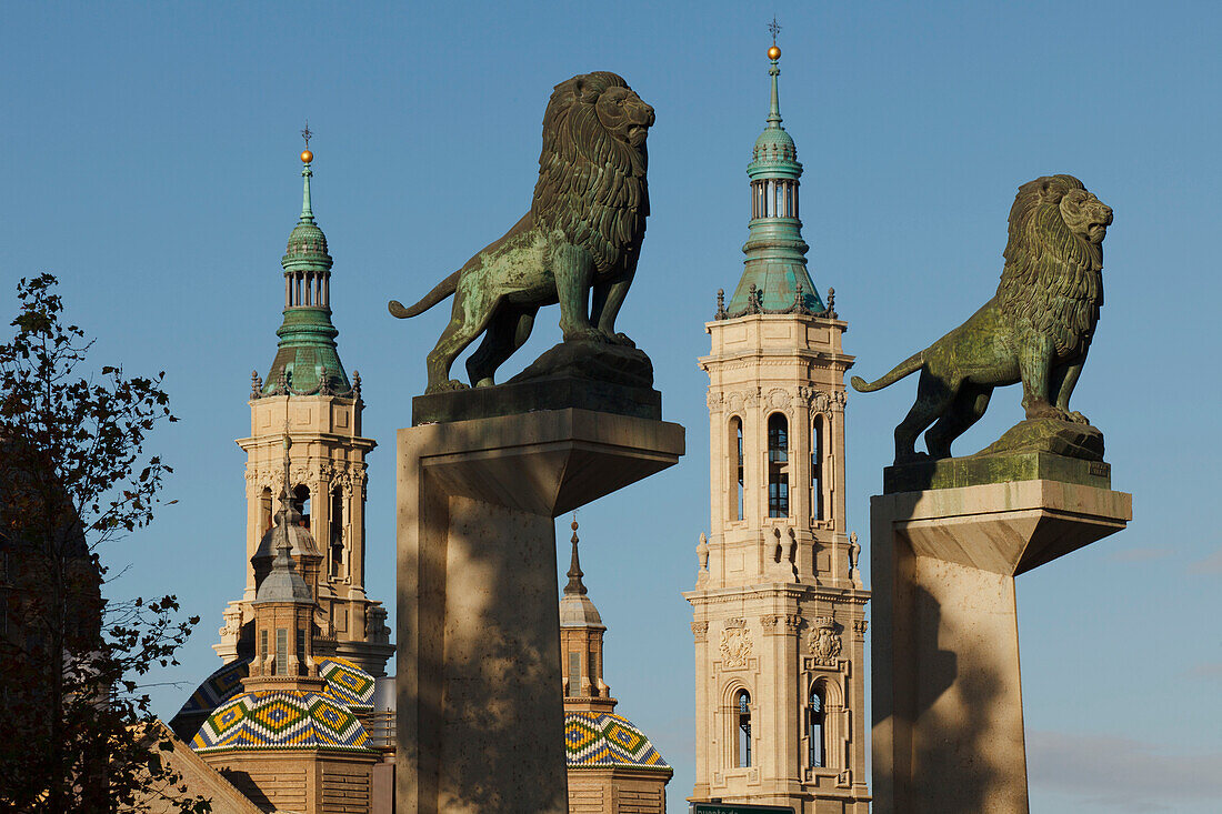 Bronzelöwen auf der Puente de Piedra vor der Basilica de Nuestra Senora del Pilar, Saragossa, Aragon, Aragonien, Nordspanien, Spanien, Europa