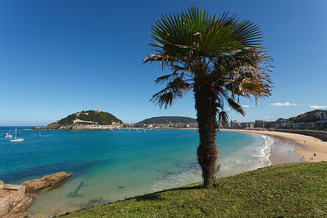 Blick vom Park des Palacio de Miramar auf den Strand, Playa de la Concha, Bahia de la Concha, San Sebastian, Donostia, Camino de la Costa, Küstenweg, Camino del Norte, Jakobsweg, Camino de Santiago, Pilgerweg, Provinz Guipuzcoa, Baskenland, Euskadi, Nords