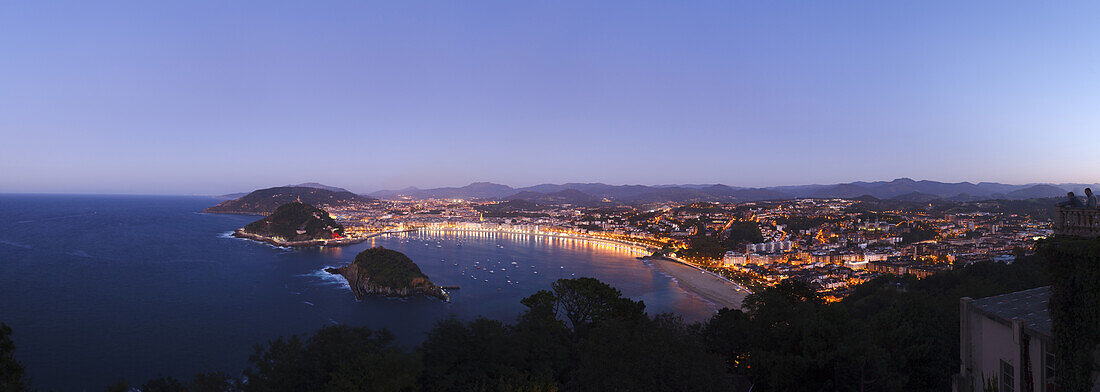 Blick vom Aussichtspunkt am Monte Igeldo auf Bucht mit Insel am Abend, Isla de Santa Clara, Bahia de la Concha, San Sebastian, Donostia, Camino de la Costa, Küstenweg, Camono del Norte, Jakobsweg, Camino de Santiago, Pilgerweg, Provinz Guipuzcoa, Baskenla