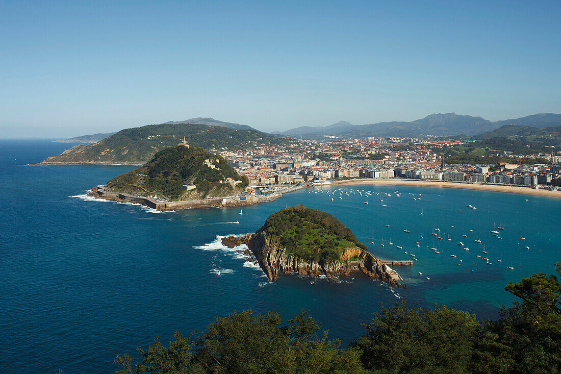 Blick vom Aussichtspunkt am Monte Igeldo auf Bucht mit Insel, Isla de Santa Clara, Bahia de la Concha, San Sebastian, Donostia, Camino de la Costa, Küstenweg, Camono del Norte, Jakobsweg, Camino de Santiago, Pilgerweg, Provinz Guipuzcoa, Baskenland, Euska