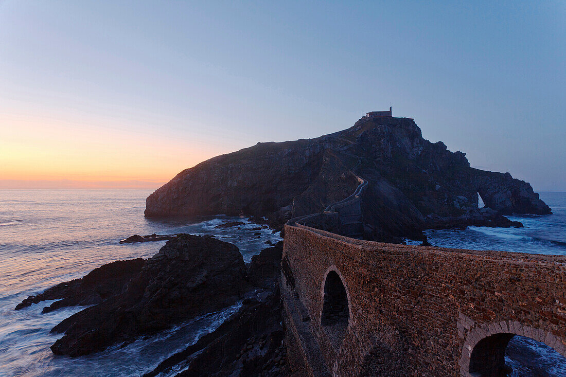 San Juan de Gaztelugatxe, Seefahrer-Kapelle auf einer Felseninsel bei Sonnenuntergang, Kap von Matxitxako, Provinz Guipuzcoa, Baskenland, Euskadi, Nordspanien, Spanien, Europa