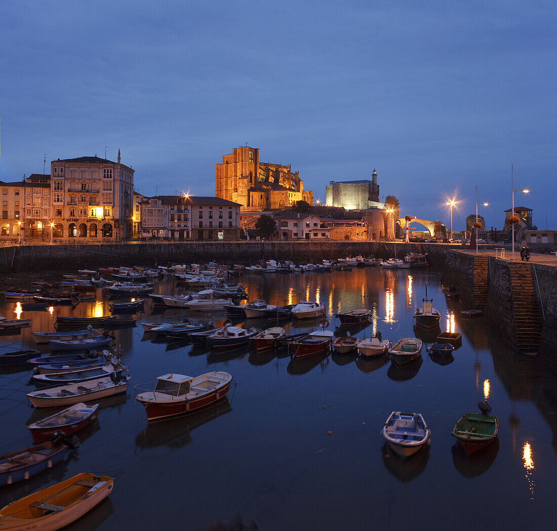 Boote im Fischerhafen und die Kirche Iglesia de Santa Maria de Asuncion am Abend, Castro Urdiales, Camino de la Costa, Küstenweg, Camino del Norte, Jakobsweg, Camino de Santiago, Pilgerweg, Provinz Cantabria, Kantabrien, Nordspanien, Spanien, Europa