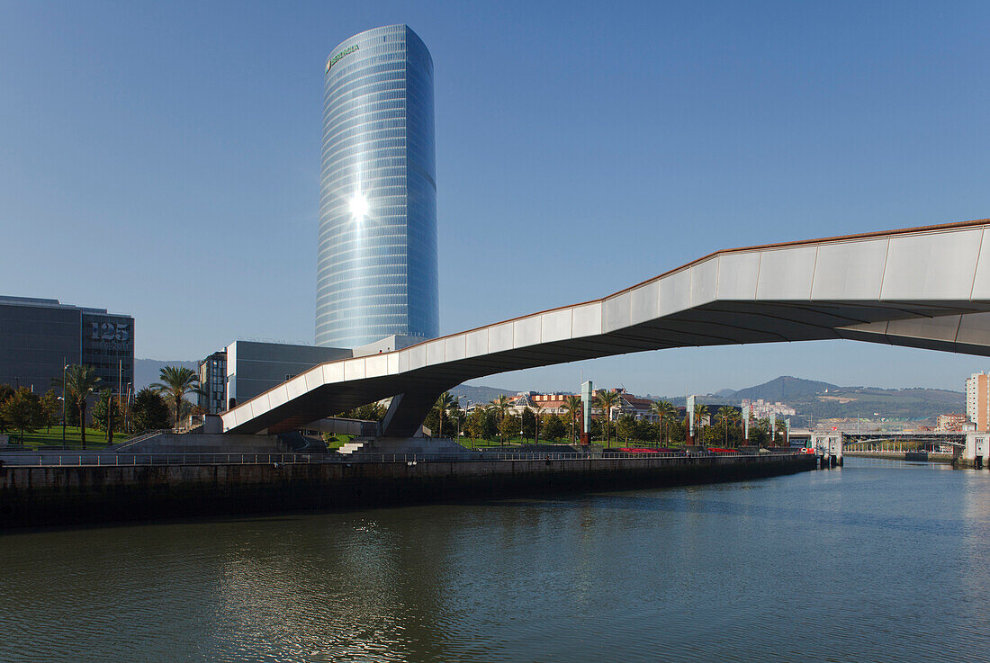 Hochhaus Torre Iberdrola und Brücke Puente Arupe im Sonnenlicht, Fluss Rio Nervion, Bilbao, Provinz Bizkaia, Baskenland, Euskadi, Nordspanien, Spanien, Europa