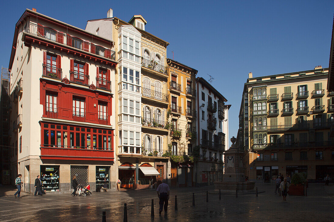Häuser an der Plaza del Reverendo Santiago Lasalle in der Altstadt, Bilbao, Provinz Bizkaia, Baskenland, Euskadi, Nordspanien, Spanien, Europa