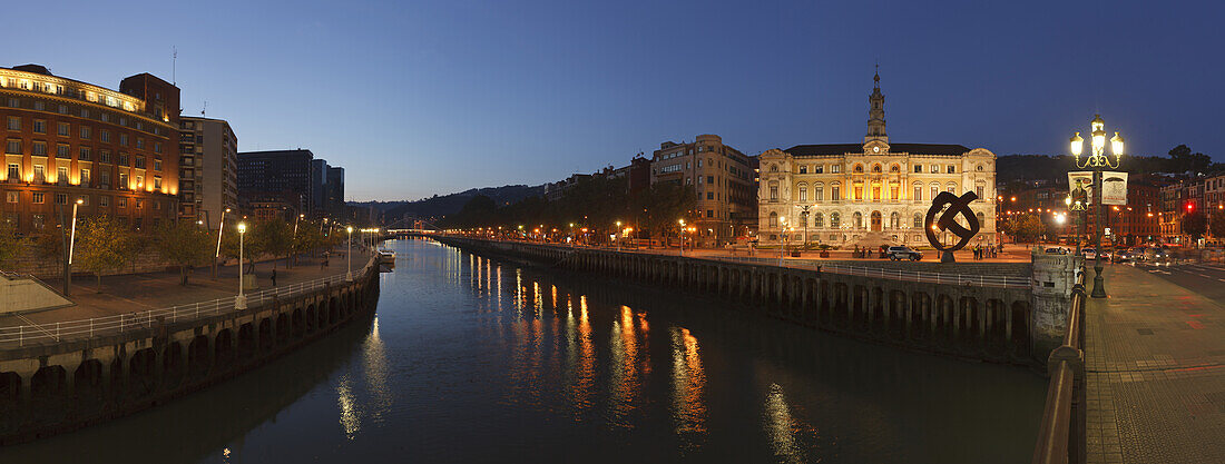 Rathaus am Fluss Rio Nervion am Abend, Bilbao, Provinz Bizkaia, Baskenland, Euskadi, Nordspanien, Spanien, Europa