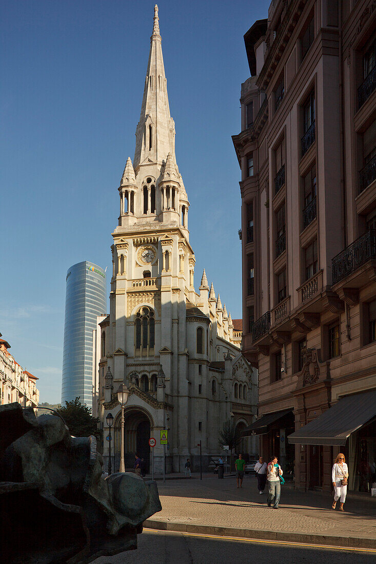Die Kirche San Jose vor dem Torre Iberdrola Hochhaus, Plaza San Jose, Bilbao, Provinz Bizkaia, Baskenland, Euskadi, Nordspanien, Spanien, Europa