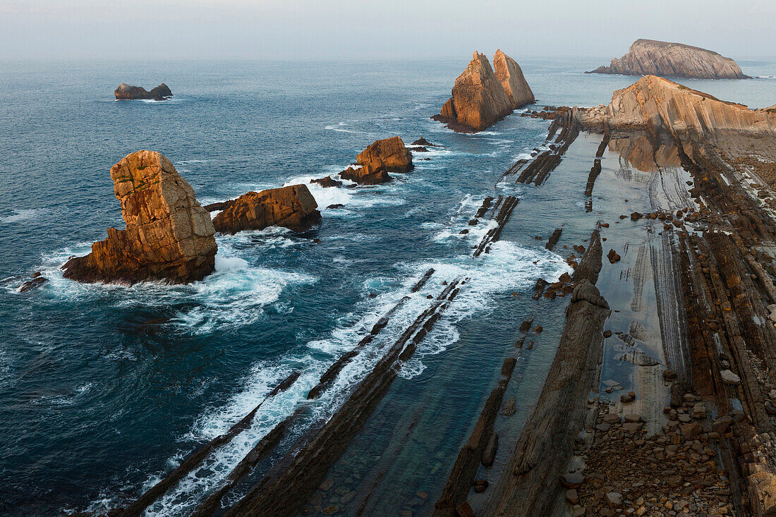 Felsformationen entlang der Küste bei Arnia, Los Pielagos, Camino de la Costa, Küstenweg, Camino del Norte, Jakobsweg, Camino de Santiago, Pilgerweg, Provinz Cantabria, Kantabrien, Nordspanien, Spanien, Europa