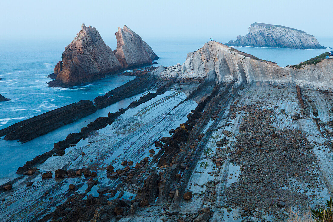 Felsformationen entlang der Küste bei Arnia, Los Pielagos, Camino de la Costa, Küstenweg, Camino del Norte, Jakobsweg, Camino de Santiago, Pilgerweg, Provinz Cantabria, Kantabrien, Nordspanien, Spanien, Europa