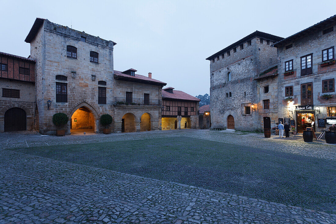 Der Turm Torre de Don Borja und Restaurant El Castillo in der Altstadt am Abend, Plaza Mayor, Santillana del Mar, Camino de la Costa, Küstenweg, Camino del Norte, Jakobsweg, Camino de Santiago, Pilgerweg, Provinz Cantabria, Kantabrien, Nordspanien, Spanie