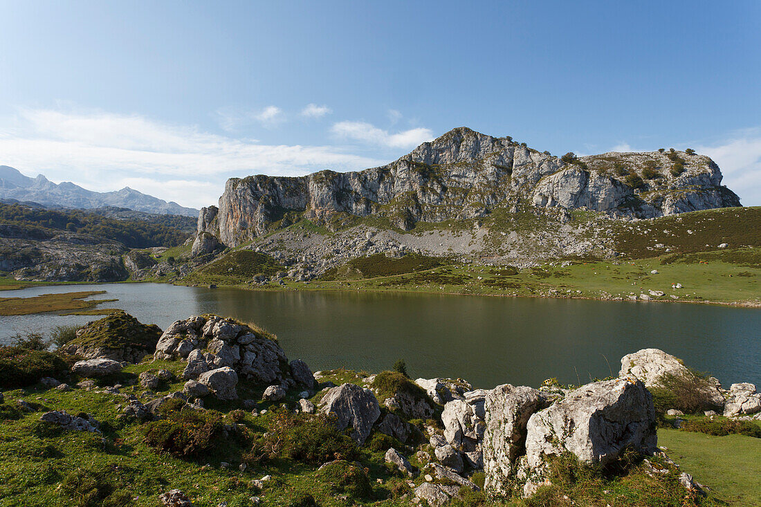 Der See Lago de la Ercina im Sonnenlicht, Parque Nacional de los Picos de Europa, Picos de Europa, Provinz Asturias, Principado de Asturias, Asturien, Nordspanien, Spanien, Europa