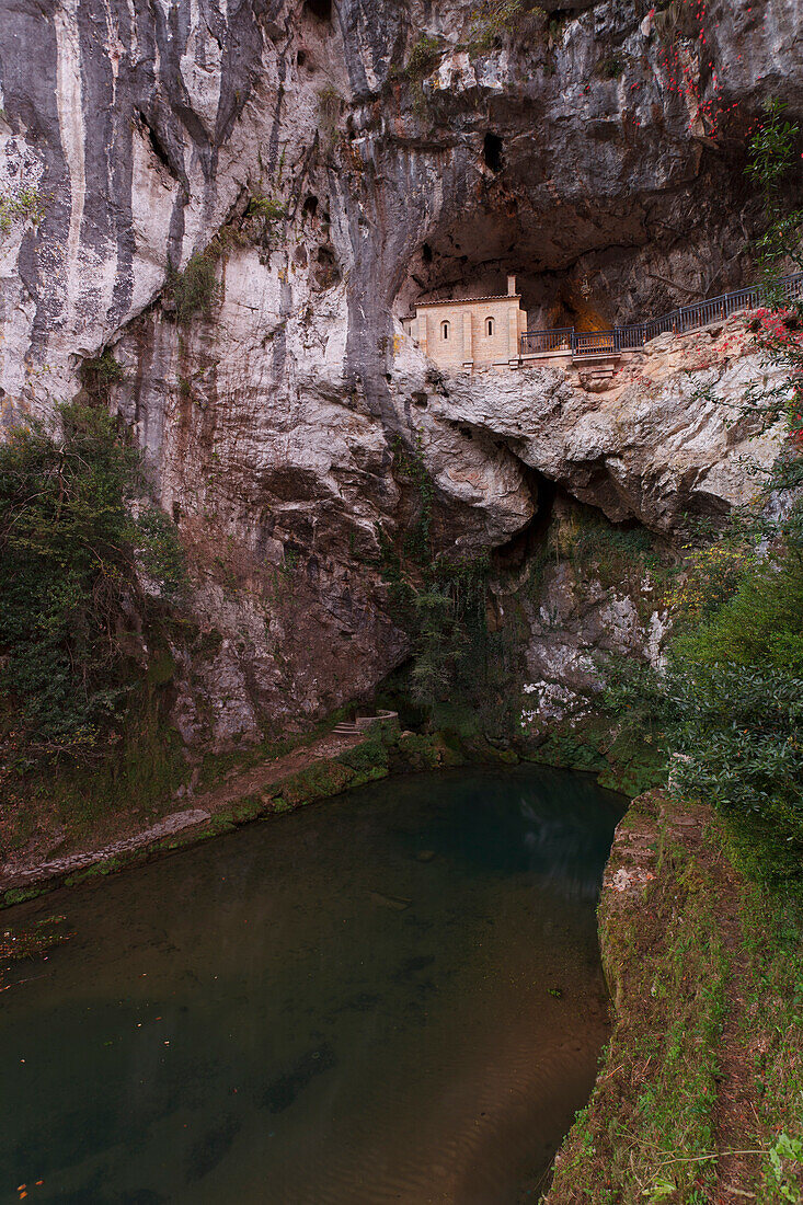 Wallfahrtskirche und heilige Höhle Santa Cueva de Covadonga, Covadonga, Picos de Europa, Provinz Asturias, Principado de Asturias, Asturien, Nordspanien, Spanien, Europa