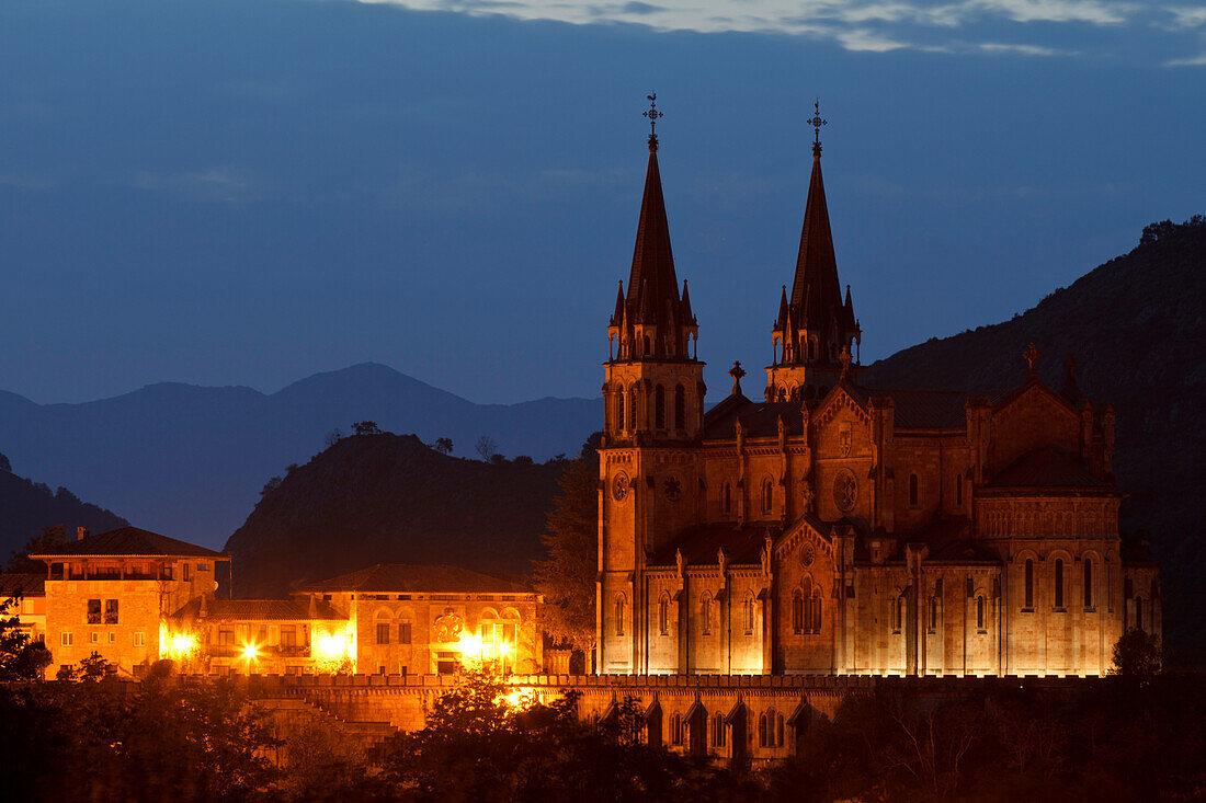 Basilica de Santa Maria la Real am Abend, Basilika aus dem 19.Jhd, Covadonga, Picos de Europa, Provinz Asturias, Principado de Asturias, Asturien, Nordspanien, Spanien, Europa