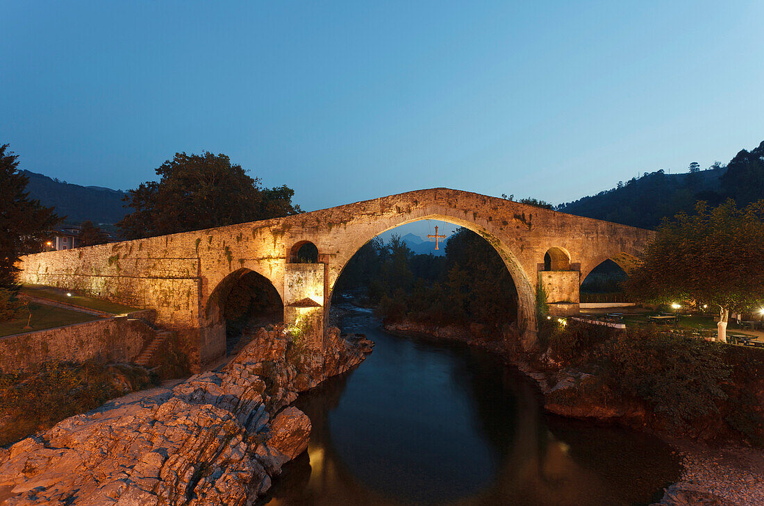 Puente Romano, Brücke, romanisch, Rio Sella, Fluss, Cangas de Onis, Provinz Asturias, Principado de Asturias, Asturien, Nordspanien, Spanien, Europa
