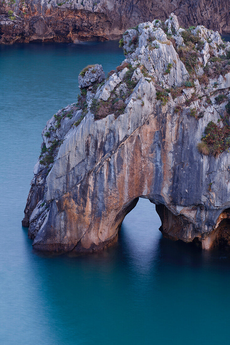 Playa de Cuevas del Mar, Felsformationen, Felsbogen, Küste, Atlantik, bei Ribadesella, Camino de la Costa, Küstenweg, Camino del Norte, Jakobsweg, Camino de Santiago, Pilgerweg, Provinz Asturias, Asturien, Nordspanien, Spanien, Europa