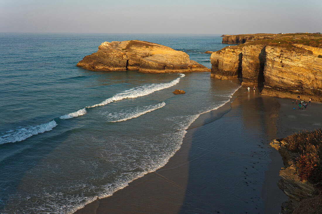 Playa de Catedrales, Praia das Catedrais, Strand der Kathedralen, Felseformationen, Strand, Küste, Atlantik, bei Ribadeo, Camino de la Costa, Küstenweg, Camino del Norte, Jakobsweg, Camino de Santiago, Pilgerweg, Provinz Lugo, Galicien, Nordspanien, Spani