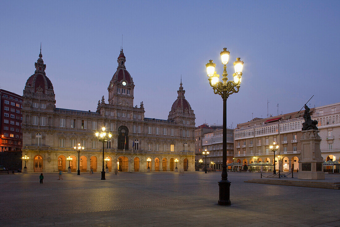 Town hall, monument to local hero Maria Pita, Praza Maria Pita, main square, La Coruna, A Coruna, Camino Ingles, Camino de Santiago, Way of Saint James, pilgrims way, province of La Coruna, Galicien, Nordspanien, Spanien, Europa