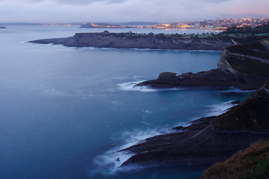 Blick vom Cabo Mayor auf Steilküste, Bahia de Santander und Stadt, Santander, Camino de la Costa, Küstenweg, Camino del Norte, Jakobsweg, Camino de Santiago, Pilgerweg, Provinz Cantabria, Kantabrien, Nordspanien, Spanien, Europa