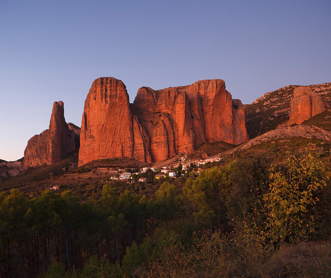 Los Mallos de Riglos, Felsformationen, Berge, Dorf Riglos, Provinz Huesca, Aragonien, Aragon, Nordspanien, Spanien, Europa