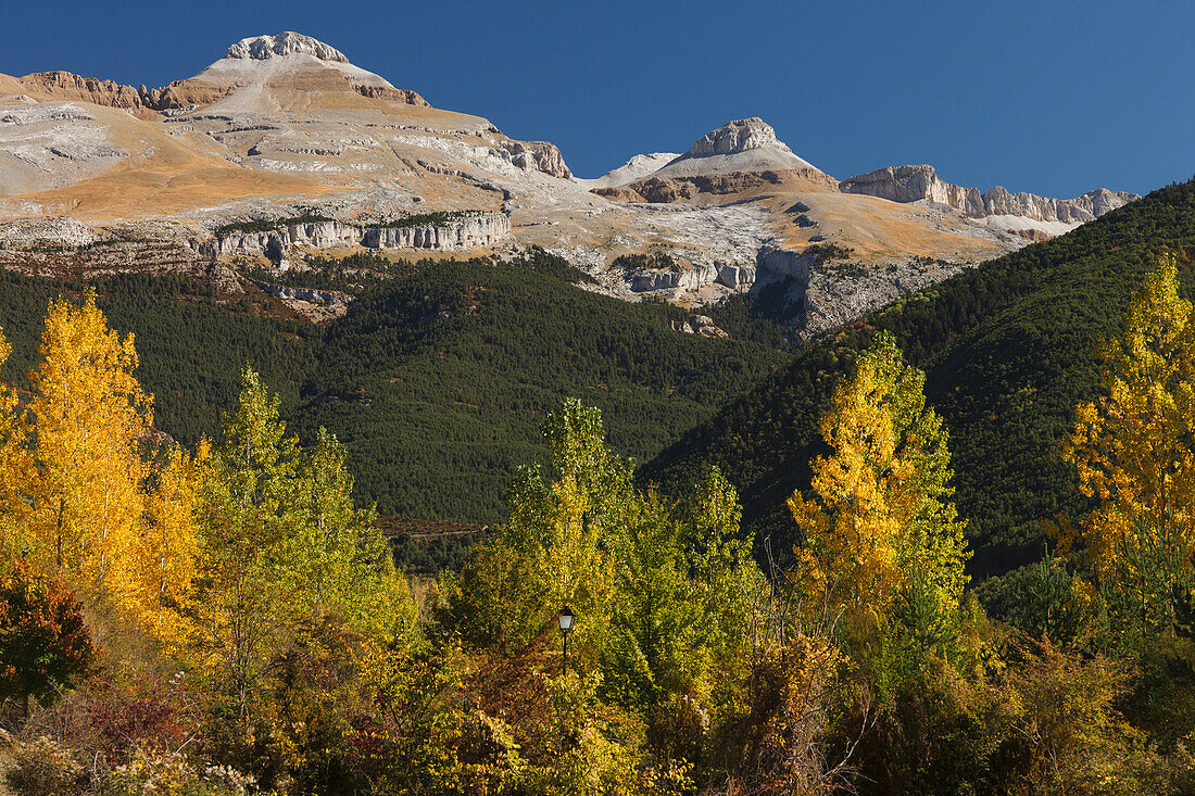 Blick auf den Pyrenäen-Hauptkamm vom Somport-Pass Richtung Monte Perdido, Canfranc am Somport-Pass, Camino Aragones, Camino Frances, Jakobsweg, Camino de Santiago, Pilgerweg, Provinz Huesca, Aragonien, Aragon, Nordspanien, Spanien, Europa