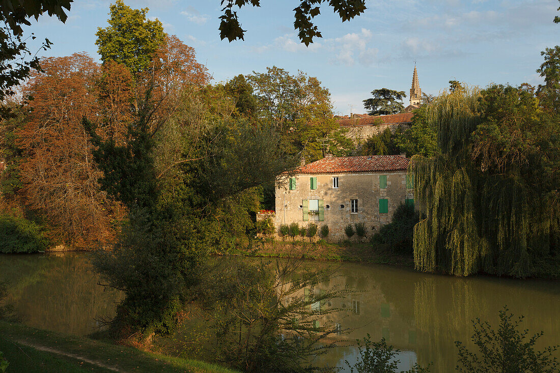 Haus an der Baise, Fluss, Turmspitze der Cathedrale Saint-Pierre, Kathedrale, gotisch, Via Podiensis, Camino de Santiago, Jakobsweg, Condom, Condom-en-Armanac, Department Gers, Region Midi-Pyrenees, Frankreich, Europa