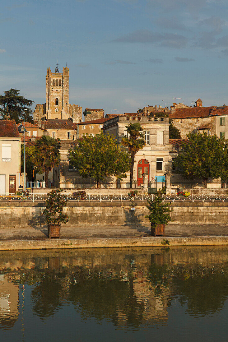 Stadtansicht vom Ufer der Baise, Fluss, Cathedrale Saint-Pierre, Kathedrale, gotisch, Condom, Condom-en-Armanac, Department Gers, Region Midi-Pyrenees, Via Podiensis, Camino de Santiago, Jakobsweg, Frankreich, Europa