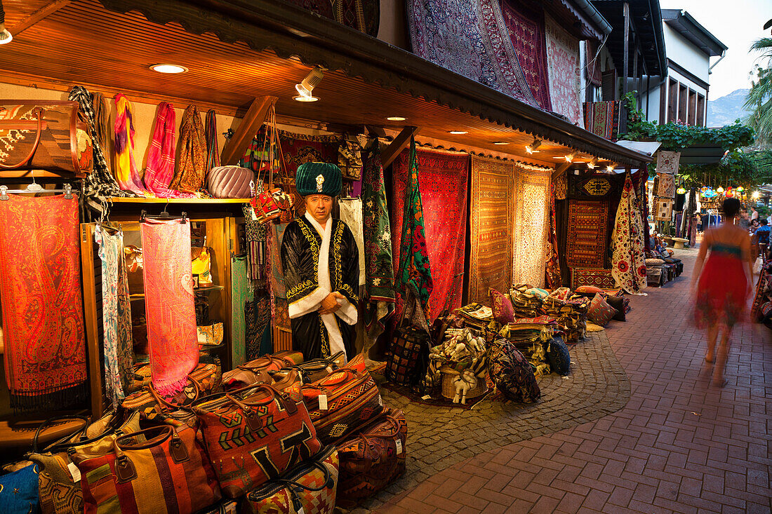 Bazar in der Altstadt von Fethiye, Mann in Tracht, lykische Küste, Mittelmeer, Türkei
