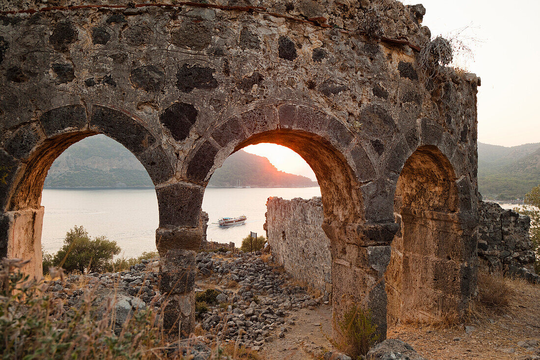 Byzanthinische Kirche auf der Insel Gemiler bei Sonnenuntergang, zweite Kirche, lykische Küste, Mittelmeer, Türkei