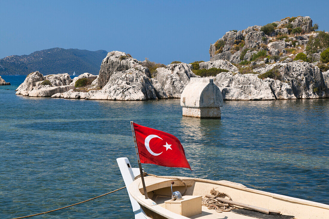 Fischerboot mit türkischer Fahne, Steinsarkophag, Simena, Kaleköy, lykische Küste, Mittelmeer, Türkei