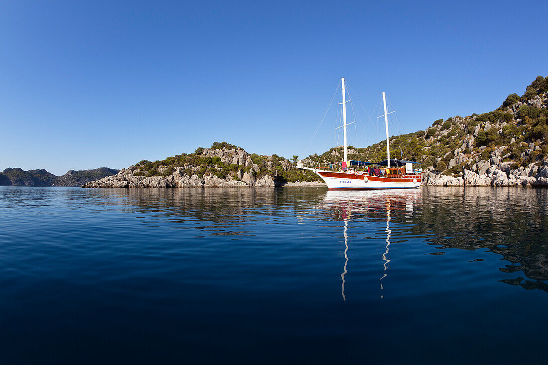 Segelboot in malerischer Bucht bei Kekova, lykische Küste, Lykien, Mittelmeer, Türkei, Kleinasien