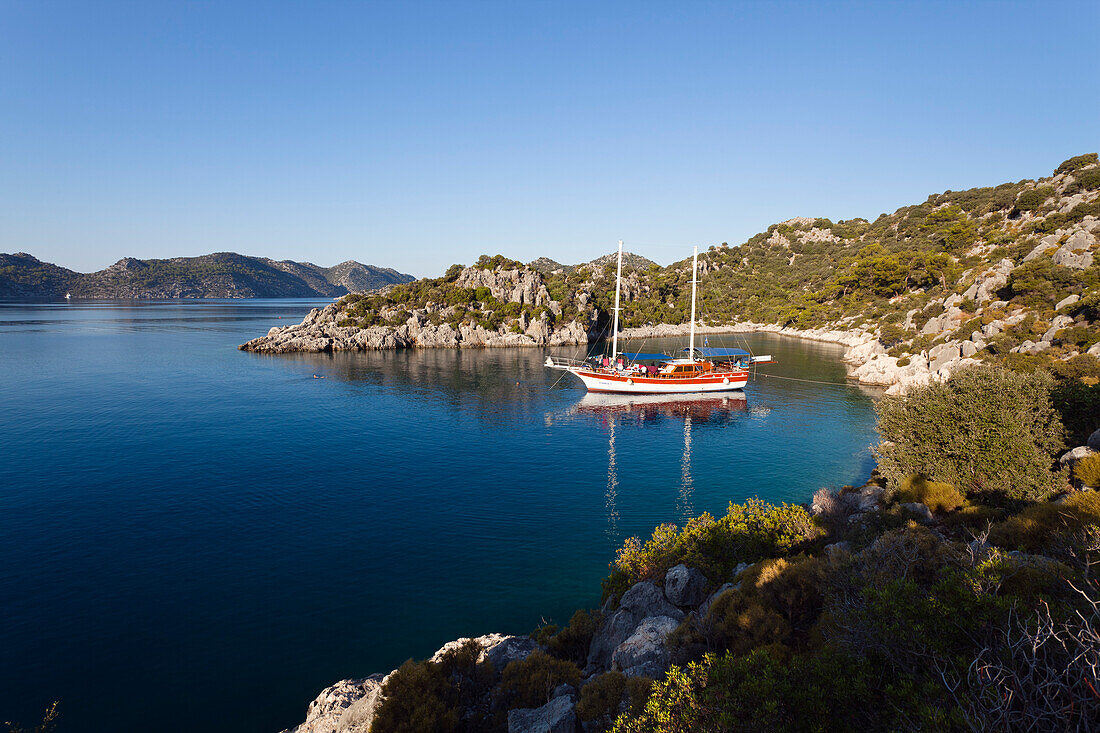 Segelboot in malerischer Bucht bei Kekova und Simena, lykische Küste, Lykien, Mittelmeer, Türkei, Kleinasien
