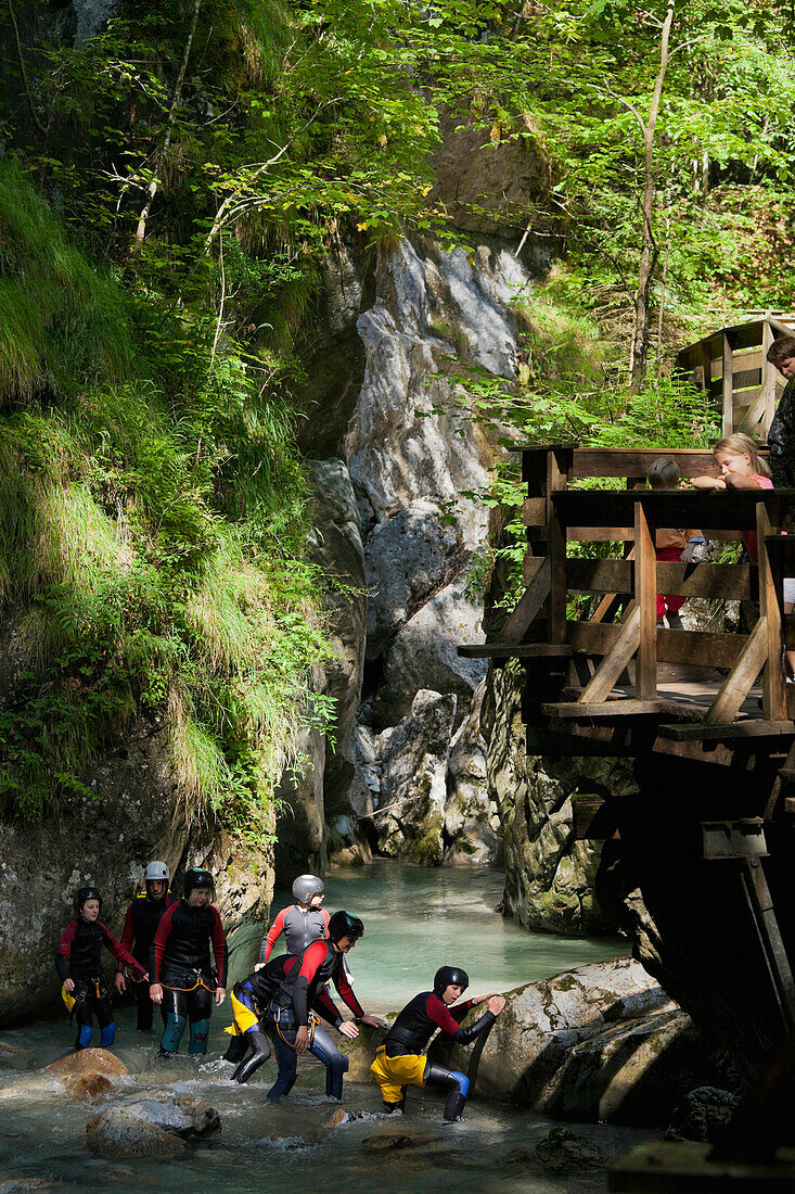 Menschen durchqueren einen Bach, Salzburger Land, Salzburg, Österreich, Europa