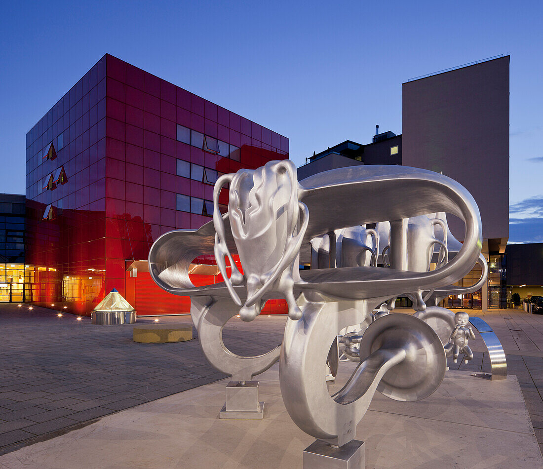 Skulptur vor dem Kongresszentrum am Abend, Villach, Kärnten, Österreich, Europa